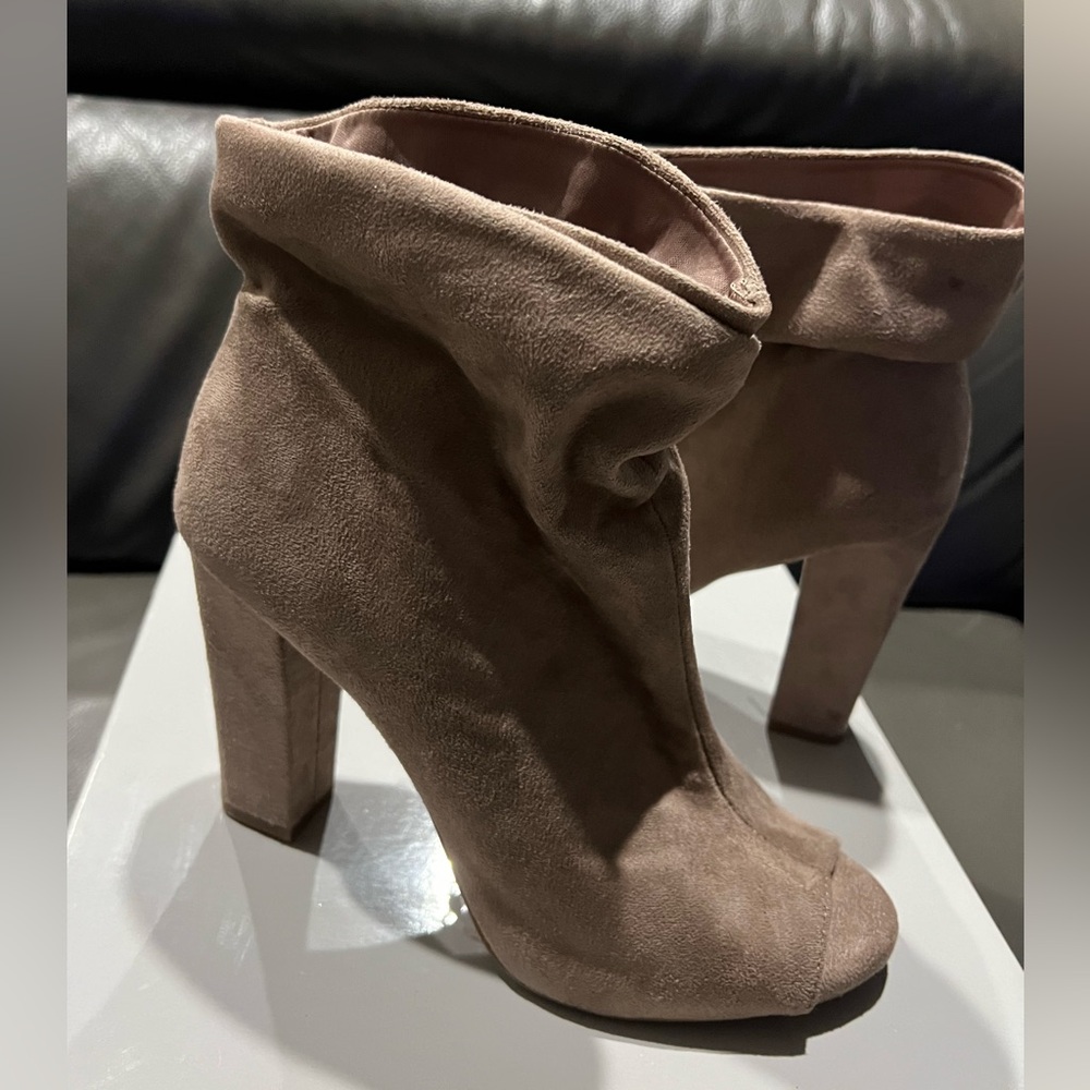 New/ heels/ booties/ peep-toe/ size 10/ Carlos Santana, color tan, suede.
